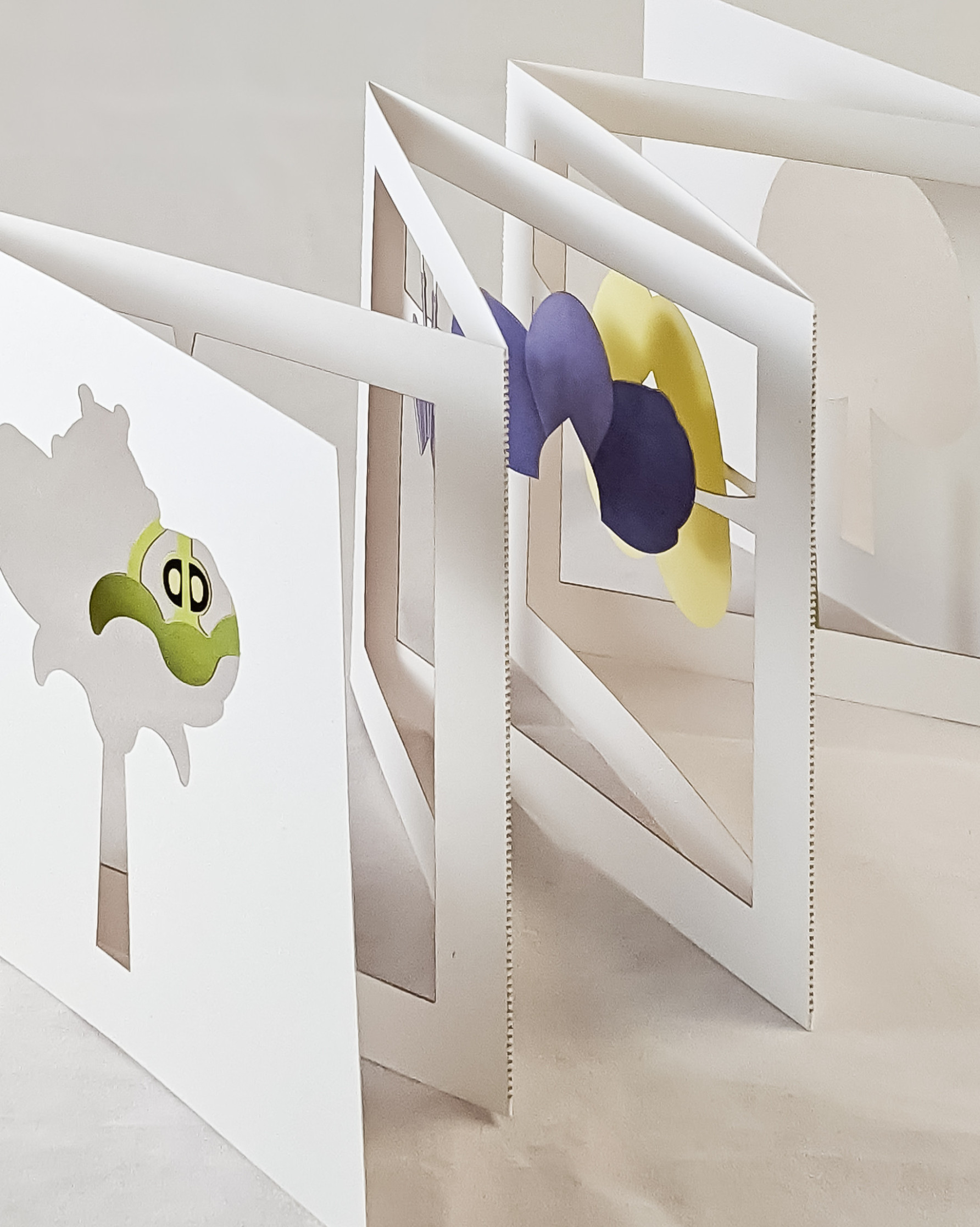 Leporello intagliato: dal fiore al frutto